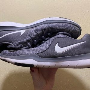 ✨ Nike - Tennis Shoes - women’s sz 8.5 - knit gray great condition.